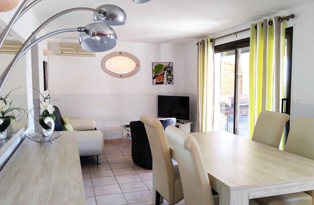 Charming apartment next to the sea and the beach