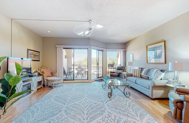 Charming bay view villa with pool, washer/dryer, balcony, TV, & full kitchen