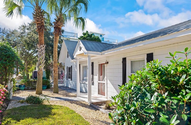 Charming Beach Cottage, private beach access, bunk room and amazing yard!