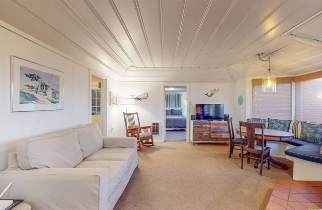Charming beach cottage with an ocean view, WiFi, gas fireplace, & full kitchen