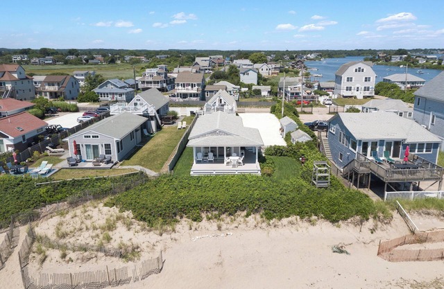 CHARMING BEACH FRONT COTTAGE IN MATUNUCK, RI
