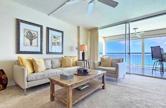 Charming Beachfront King Bedroom condo in Honolulu