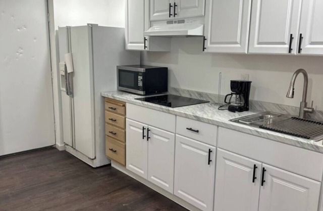 Charming bedroom in Annapolis shared basement apartment