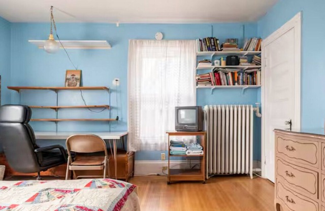 Charming bedroom in Victorian house in cool Brookline with WiFi