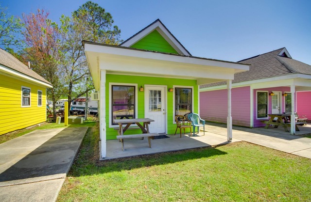 Charming Biloxi Studio w/Community Pool & Lake!
