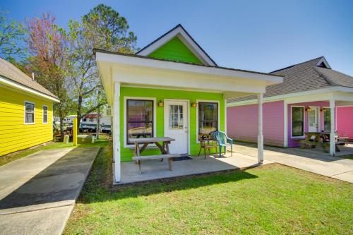 Charming Biloxi Studio with Community Pool and Lake!