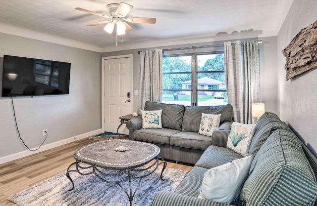 Charming Bungalow - 7 Mi to St Pete Beach!