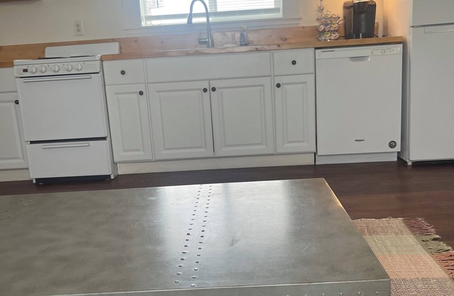 Charming bungalow with AC and WiFi in a private rural part of Billings.