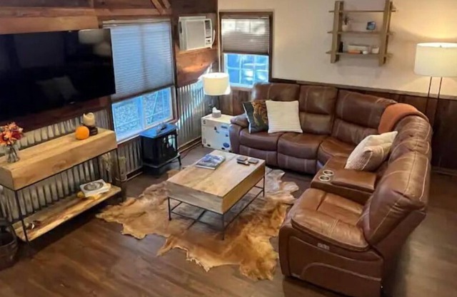 Charming Cabin in Auburn for 4