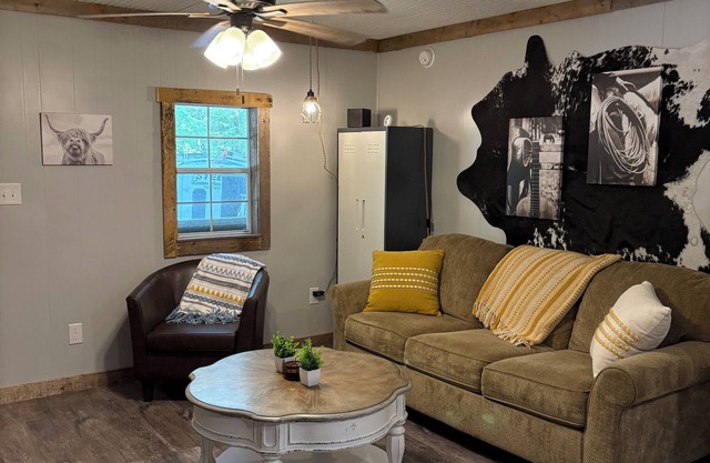 Charming cabin in Belvidere with WiFi and AC