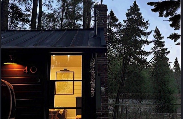 Charming cabin in the country with WiFi and AC 10 mins from downtown Georgetown