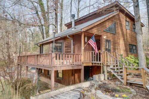 Charming Cabin with Fire Pit and Decks about 7 Mi to Helen
