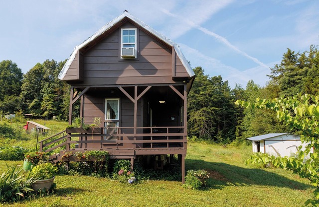 Charming cabin with AC near Decatur