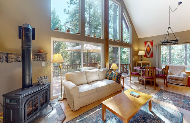 Charming cabin with private deck, fireplace, movie projector, & W/D