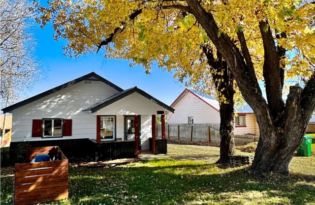 Charming Cascade Cabin: Large Yard, Near Downtown!