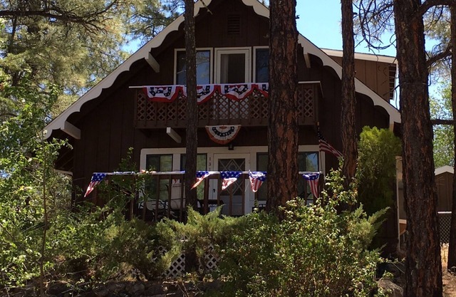 Charming Chalet - Walk to Whiskey Row! Dog friendly