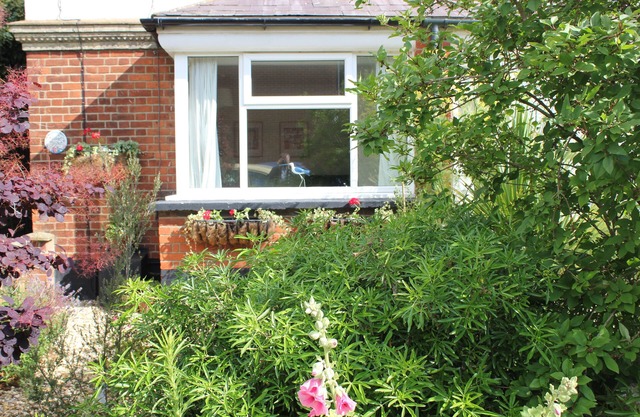 Charming Character Cottage with pretty gardens. 10 Minutes walk to beach.