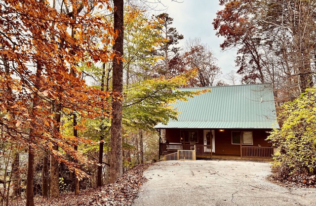 Charming Clayton Cozy Cottage, 3/2 in town, minutes to everything