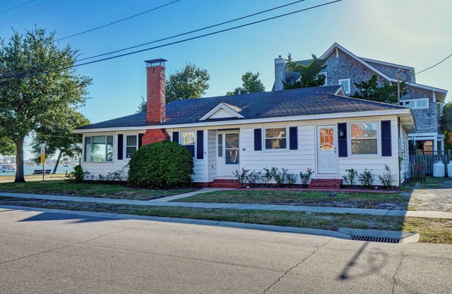 Charming Coastal Retreat with Stunning Banks Channel Views – Pet Friendly!