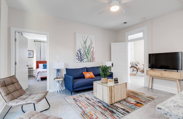 Charming Coastal Getaway: Explore and Relax in our 2 Bedroom Downtown Rental