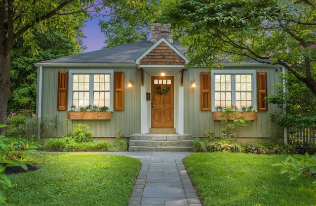 Charming & Comfy ☀ Near Trails ☀ Fireplace ☀ Patio