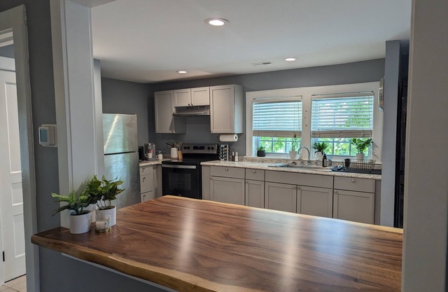 Charming condo in the Soda Pop district of downtown Wilmington. Pet-friendly!