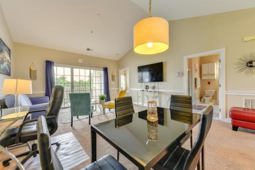 Charming Condo with Balcony, 1 Mi to UNC Charlotte!