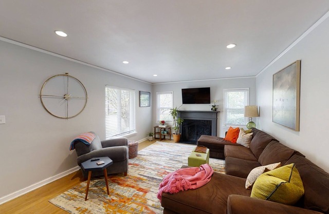 Charming corner. 1 block from Tulsa Expo! Big yard w/deck.