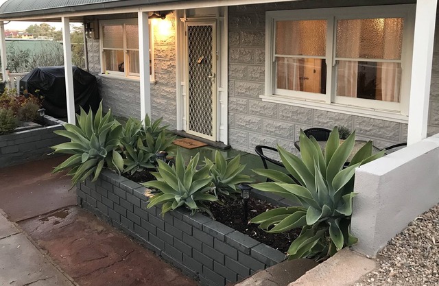 🏡 Charming Cosy Cottage IN Quiet North Location - Family, PET & Work Friendly