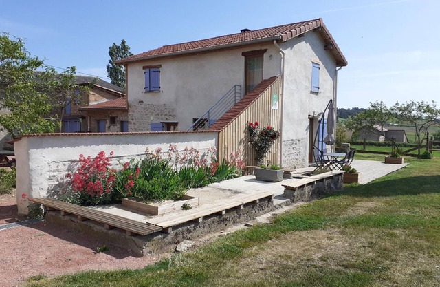 Charming Cottage with Modern Amenities, High-Speed Internet, and Scenic Trails nearby in Vézelin-sur-Loire