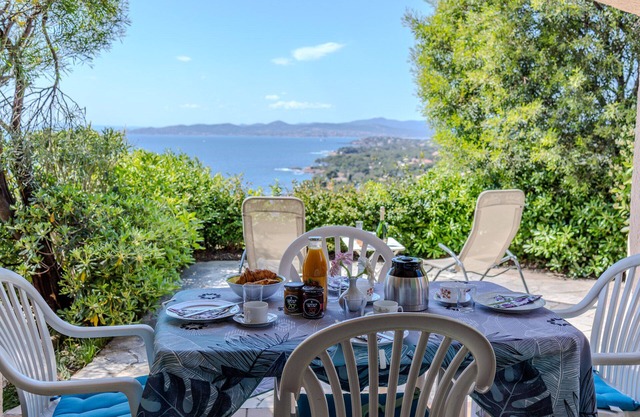 Charming cottage with a spectacular sea view and shared swimming pool