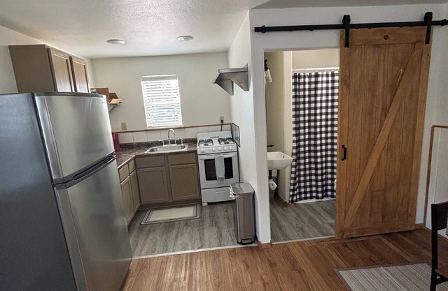 Charming cottage in terrific Sturgis with AC, WiFi