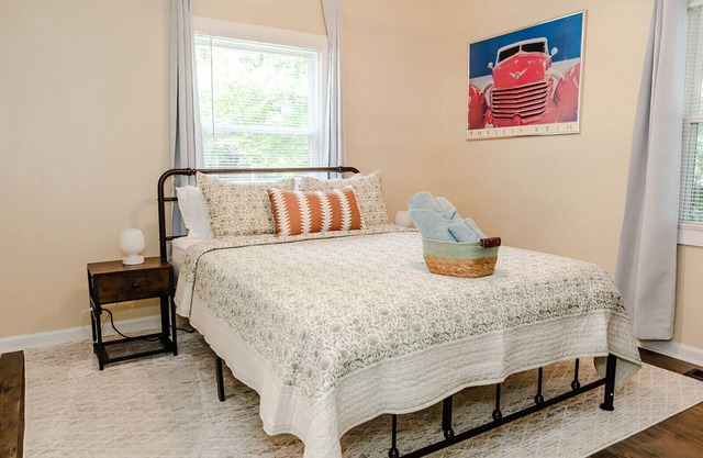 Charming Cottage Near Downtown