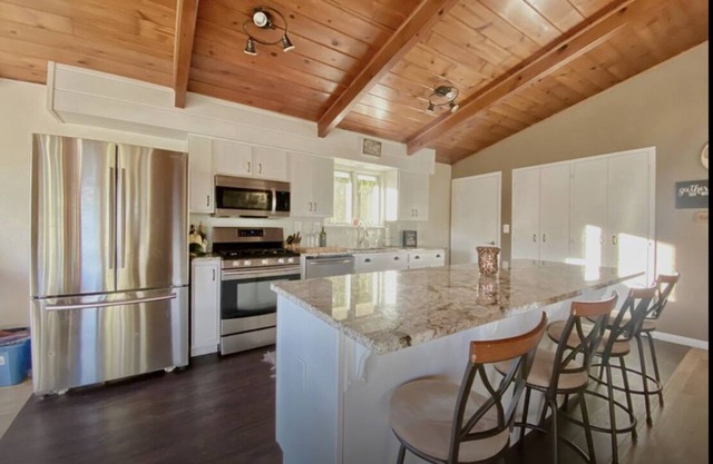 Charming cottage near Big Cedar Lake-Upper Level