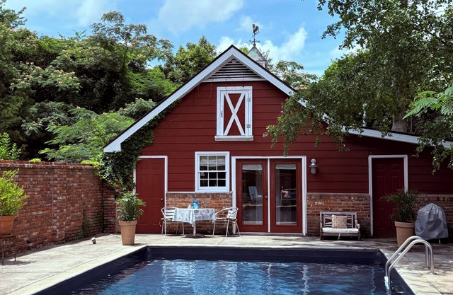 Charming Cottage on South Boundary with pool