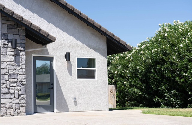 Charming cottage + quiet neighborhood by river trail