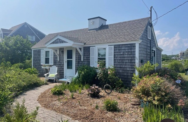 Charming Cottage, Steps From Craigville Beach.