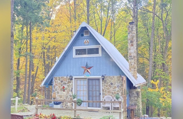 Charming Cottage in the Woods, 5 min to EBT Railroad or Relax & Bird Watch