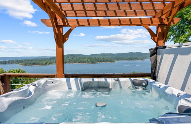 Charming Cottage w Gorgeous Lake View-Stunning Sunsets-Hot Tub-Nature Trail to Lake-Dog Friendly