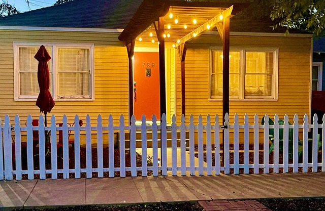 Charming Cottage Walking Distance to Downtown! 2 King beds and gas fire pit