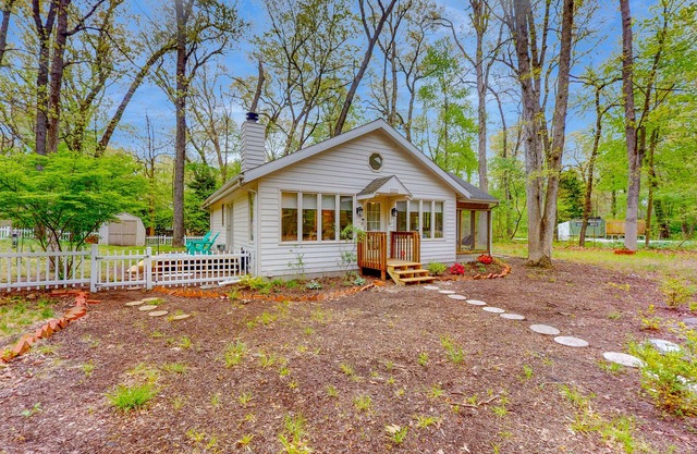 Charming cottage with gas grill, golf cart, central AC, washer/dryer