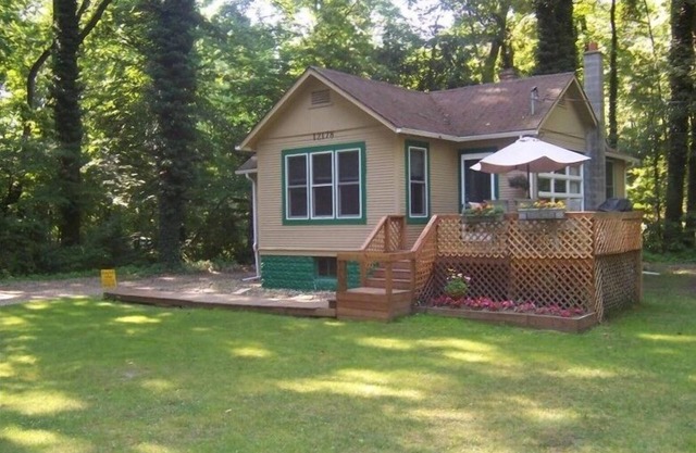 Charming Cottage with Fire Pit Near Warren Dunes State Park