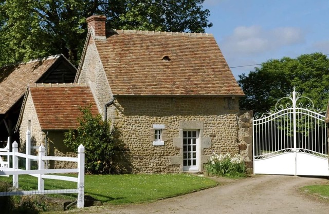 Charming Cottage with Heated Pool, Tennis, and Game Room Near Le Mans
