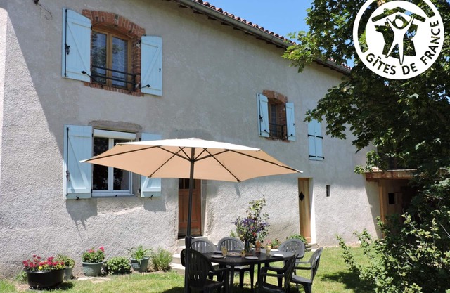 Charming Country Cottage with Modern Amenities & Garden, Near Montbrison