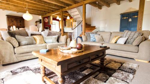 Charming Country Getaway, Balcony, Views, Office