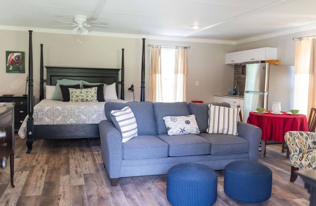 Charming country guest cottage eight miles from downtown Athens and UGA