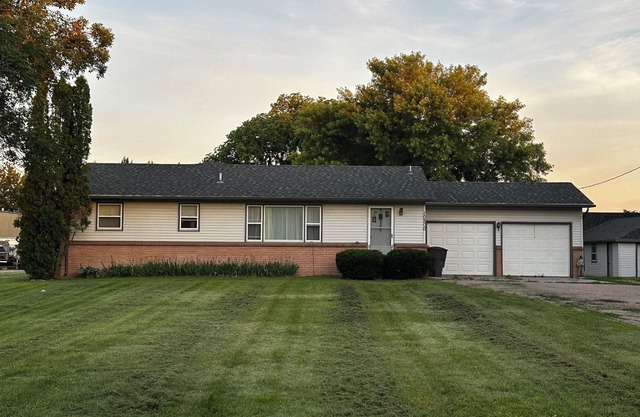 Charming country retreat 4-bedroom house with WiFi and AC with 2 car garage