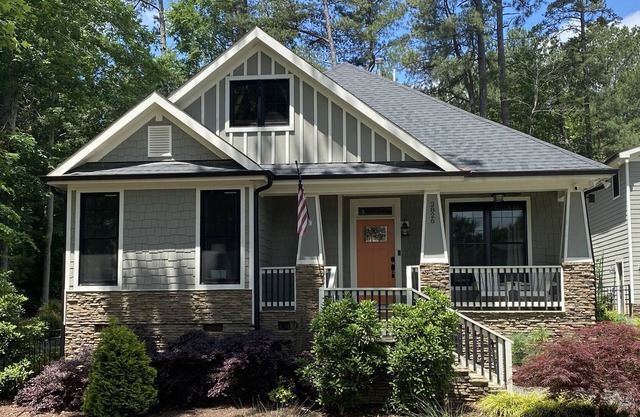 Charming Craftsman Retreat: Golf Course, Scenic River and Fine Dining