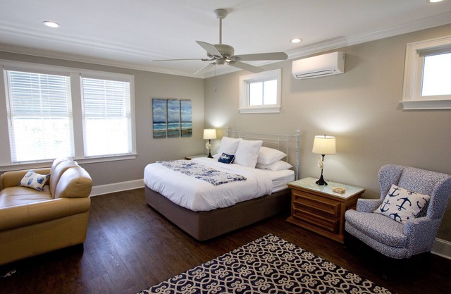 Charming Custom Carriage House on 40 Acres! Only 5 minutes to Beaufort's Bay St.