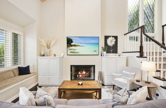 Charming Dahlia Cottage! 1/2 Mile Bike Ride to Beach/PCH, Garage w/Parking, Free Bikes